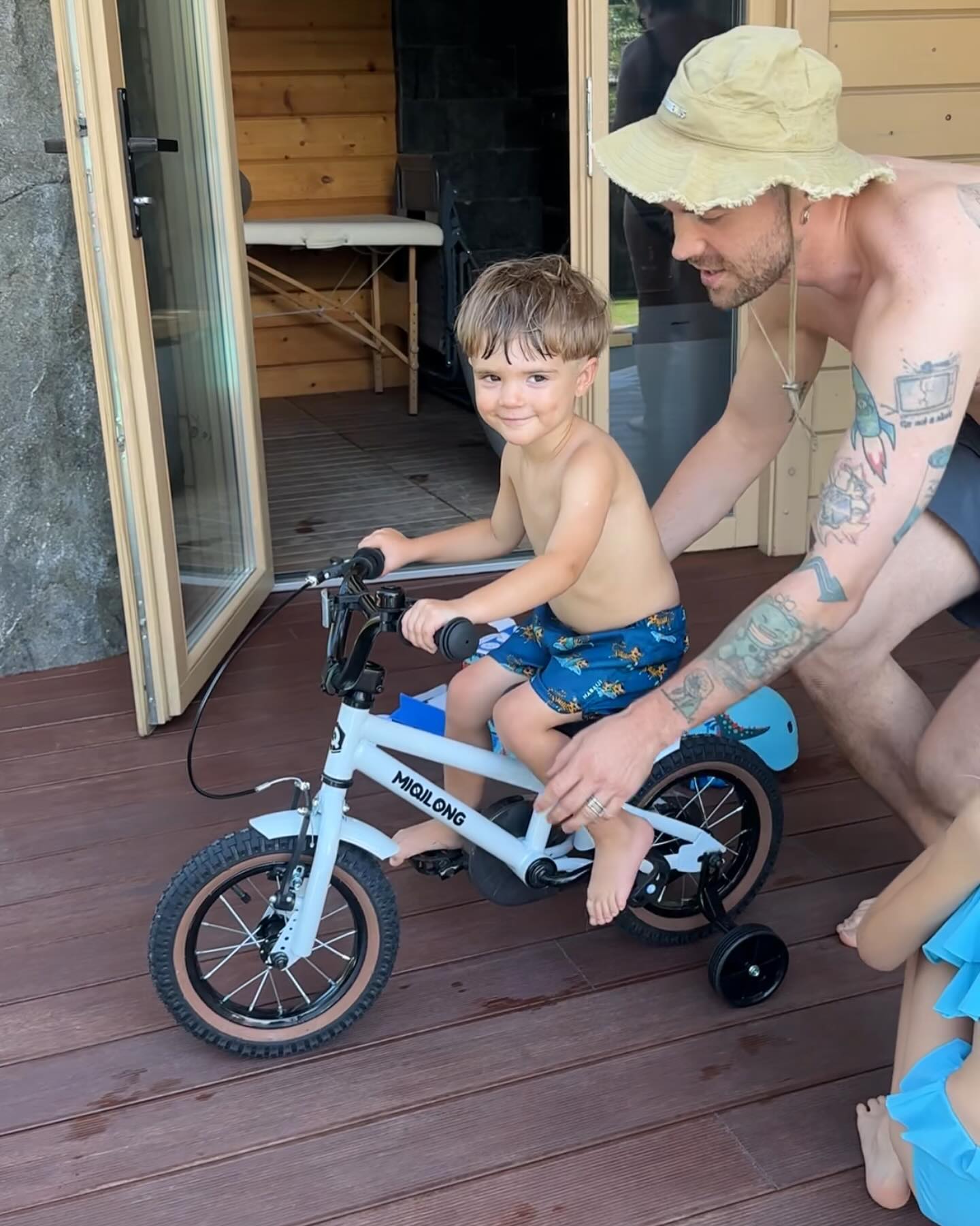 Чоловік Дорофєєвої привітав сина з днем народження та показав сімейні фото: співачка відреагувала